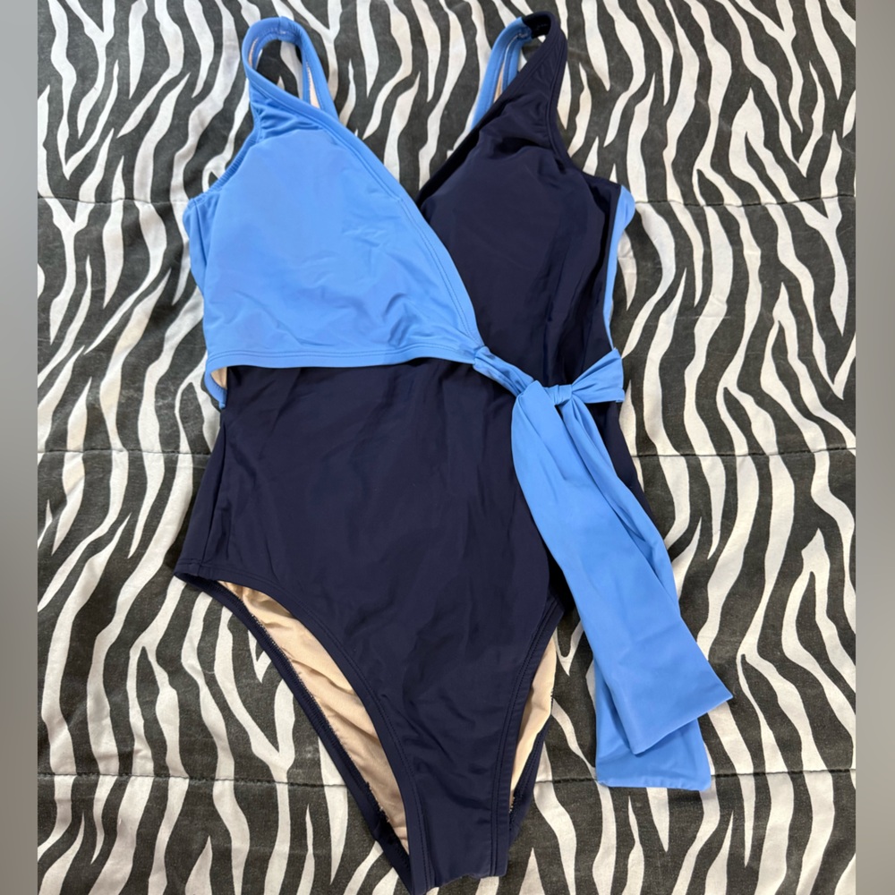 Kona Sol Navy and Light Blue Two-Tone One-Piece Swimsuit Size Medium NWOT